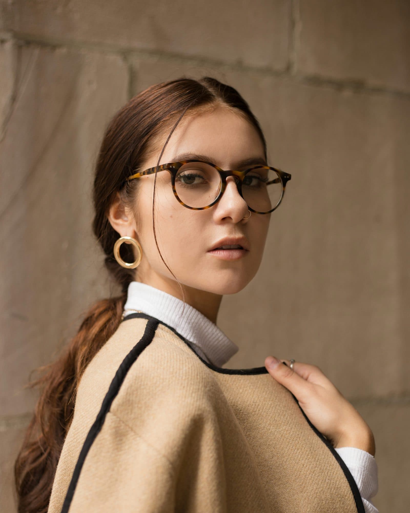 Jeune femme portant des lunettes rondes à monture écaille